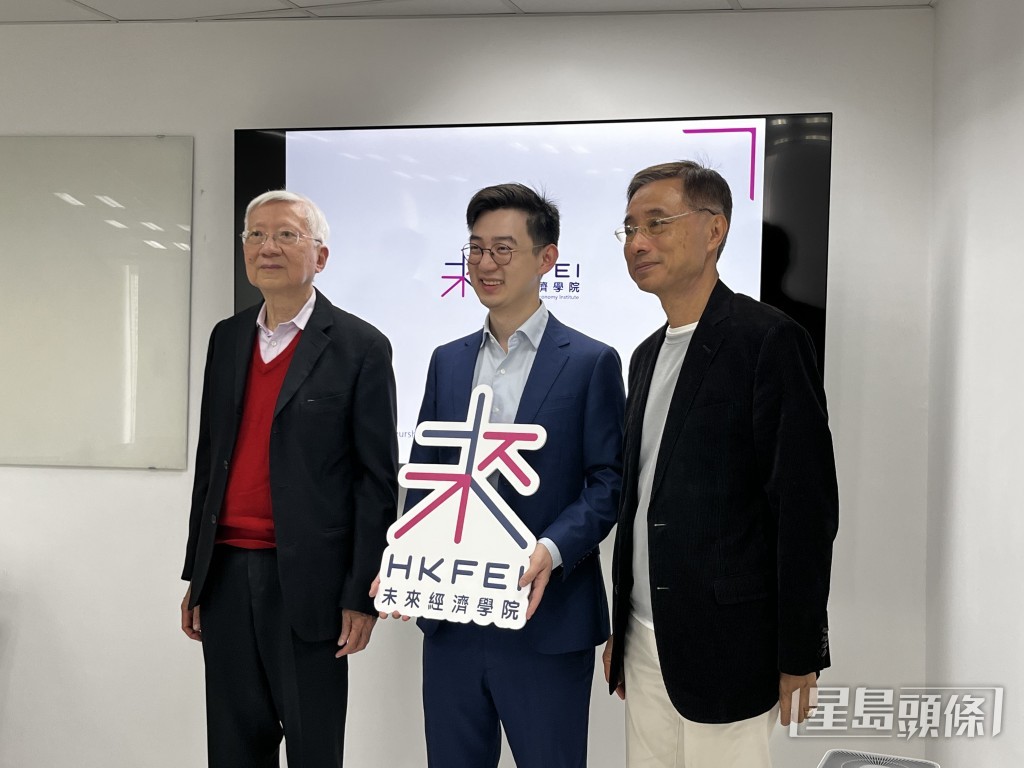 港大經管學院管理及策略學助理教授王柏林（中）擔任創辦總監兼主席，副總監包括中大經濟系客座教授宋恩榮（左）、前食物及衛生局副秘書長陳鈞儀（右）。