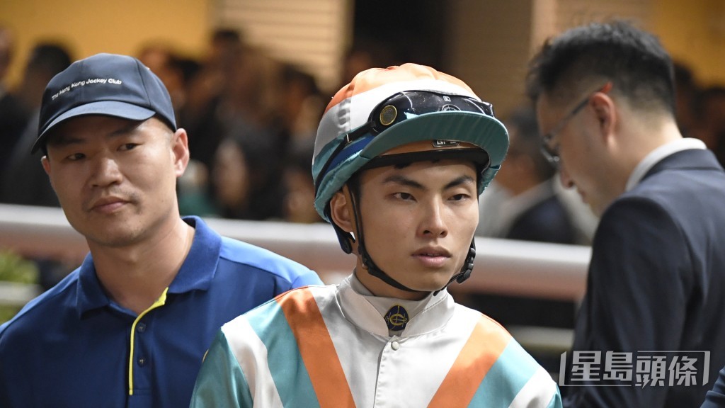 今朝「大千氣象」試跑黃智弘充當替工幫手出試，方嘉柏就全程在欄邊睇實。