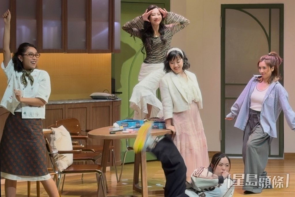 Mandy與三位女演員合唱《友情歲月》。