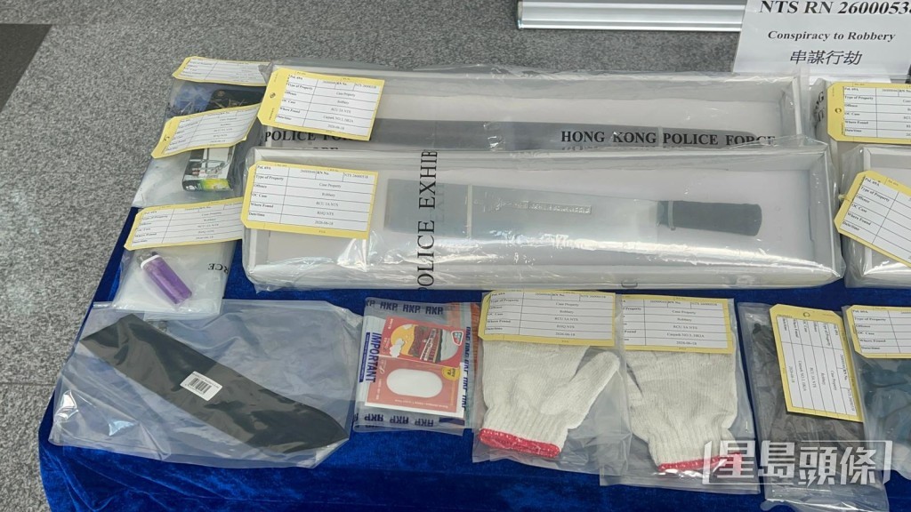 警方展示行劫的工具。楊偉亨攝 警方展示行劫的工具。楊偉亨攝