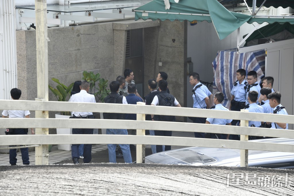 大批警员及探员到场调查。