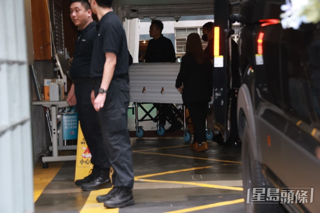 載有「King Sir」鍾景輝靈柩的靈車於9時13分到達九龍城浸信會。