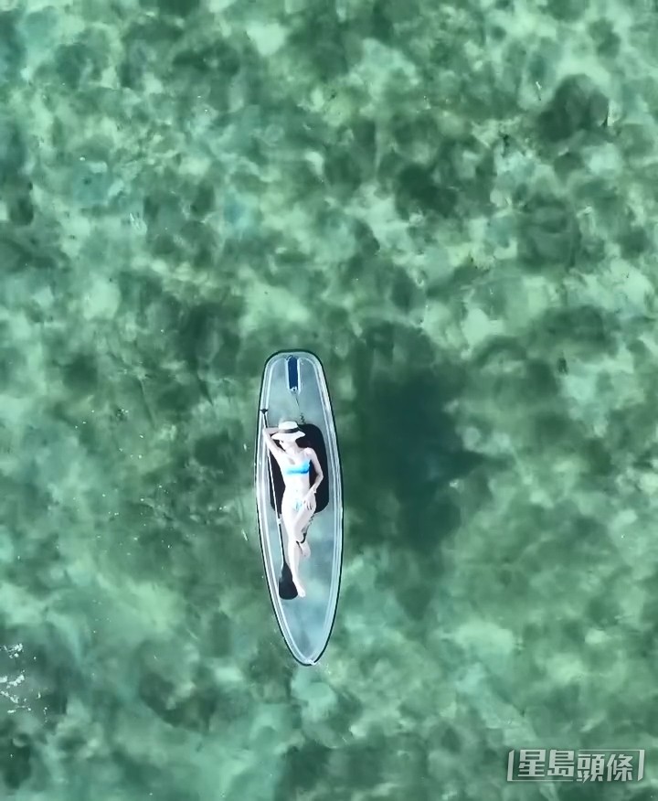 出動航拍機拍攝在水中蕩漾的照片。