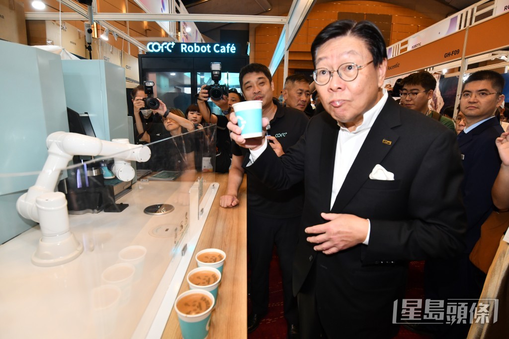 咖啡機械人目前大概50秒便可以沖一杯咖啡並完成拉花，能節約90%時間及人力成本。