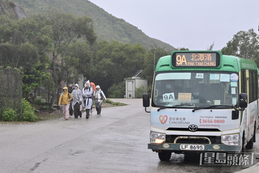 現時市民及遊客可乘坐的士、新界專線小巴9A線前往東壩。資料圖片