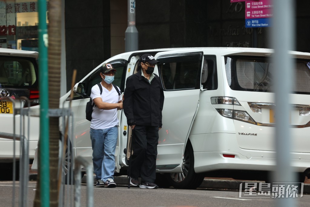 《星島頭條》9月獨家捕獲久未露面的謝賢現身灣仔，並由4人團隊傍到實出巡。