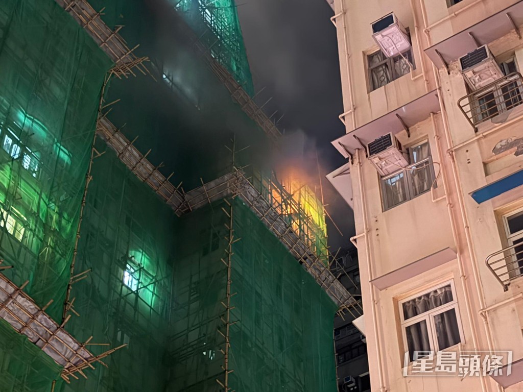 涉事大廈外牆有搭建棚架。曾志恒攝