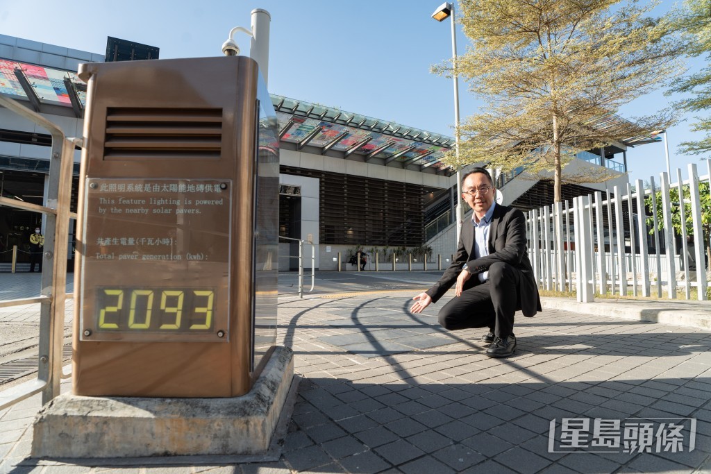 港铁公司车务工程服务及创科总管陈庆强介绍，显径站出入口的行人路安装了44块具防水功能的可踏式路面太阳能板，为旁边的灯箱供电，预计每年产电量约700度。刘骏轩摄