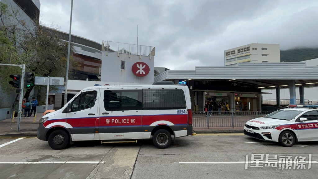 警員到九龍塘站調查。楊偉亨攝