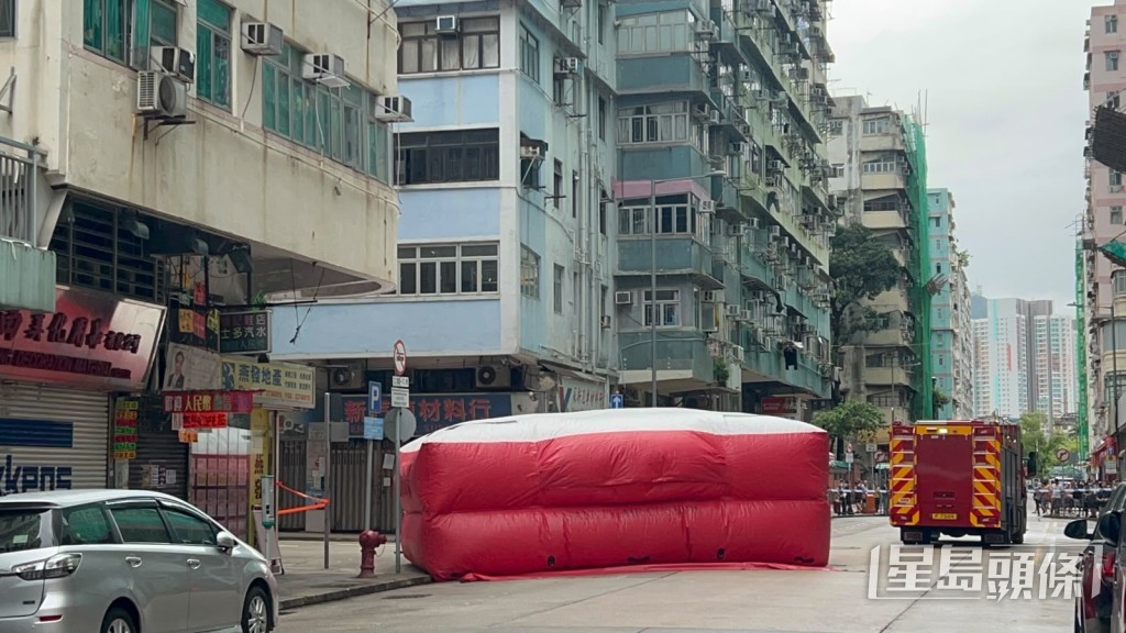 消防開氣墊戒備。 消防開氣墊戒備。