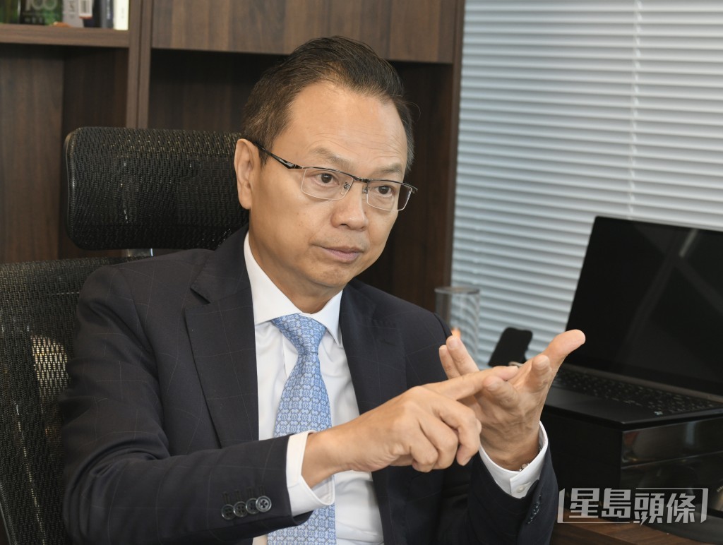 陳紹雄相信容許放置兩部手機，已可滿足導航、接單等需要。