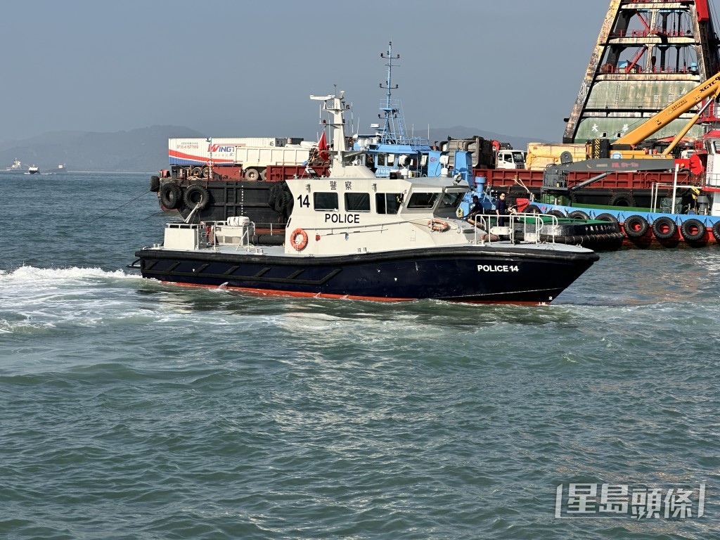 水警轮前往救援。 水警轮前往救援。