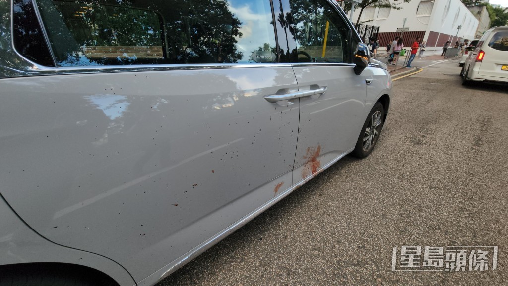 七人車車身沾滿血迹。 七人車車身沾滿血迹。