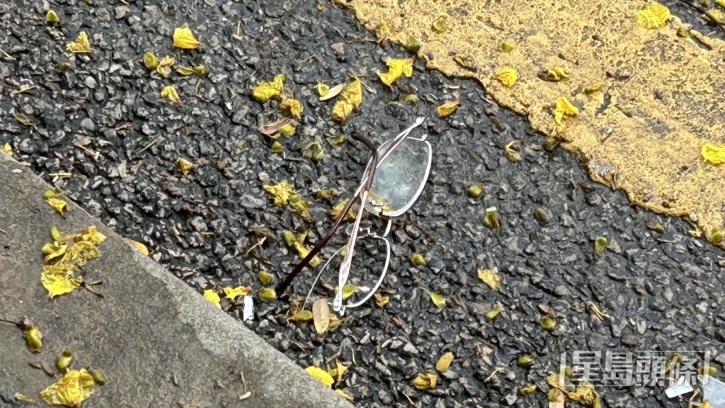 地上遺下女傷者的爛眼鏡。蔡楚輝攝