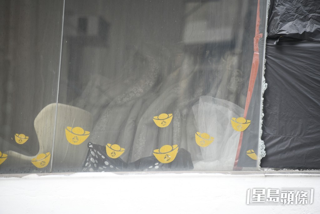 窗外可見婚紗被熏黑。楊偉亨攝 窗外可見婚紗被熏黑。楊偉亨攝