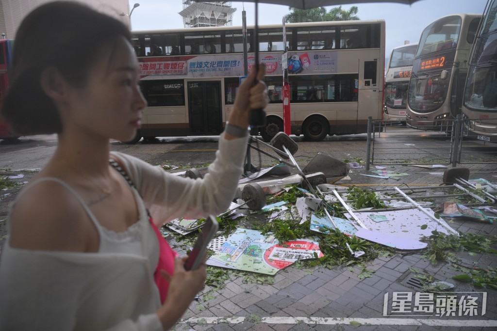 街道上滿佈被強風吹散的雜物,甚至有大型金屬路牌抵擋不住烈風被吹倒。 街道上滿佈被強風吹散的雜物,甚至有大型金屬路牌抵擋不住烈風被吹倒。