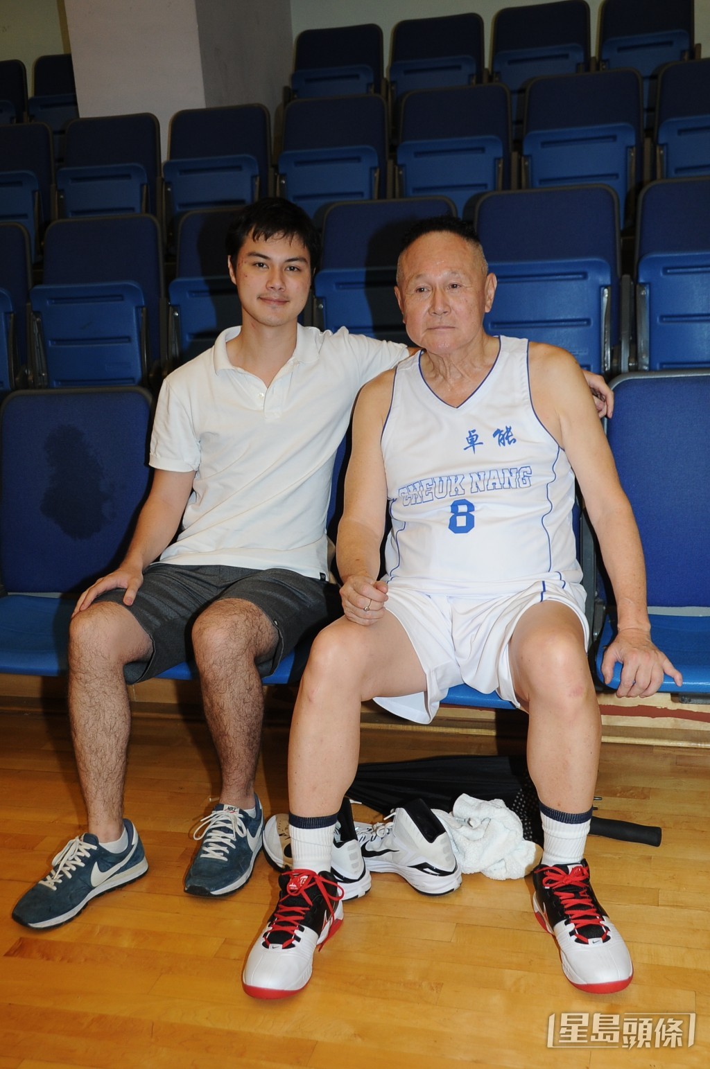 趙世曾2015年與幼子趙式正出席籃球活動，還着上球衣打波。