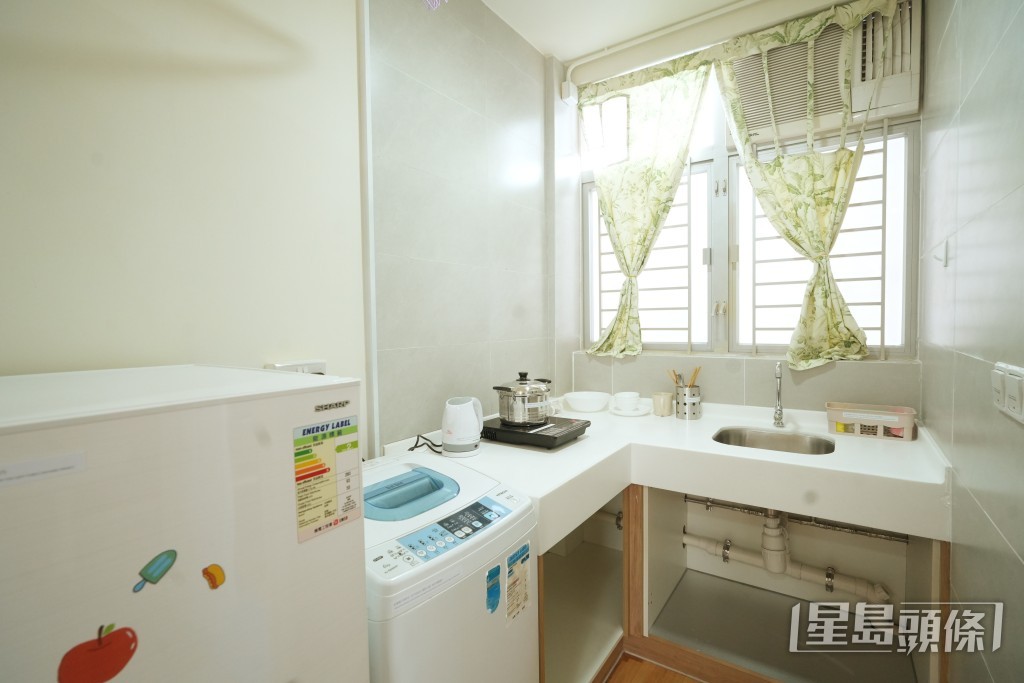 何永賢指出目前簡約公屋正快速推進以達成3萬個單位的目標。 何永賢指出目前簡約公屋正快速推進以達成3萬個單位的目標。