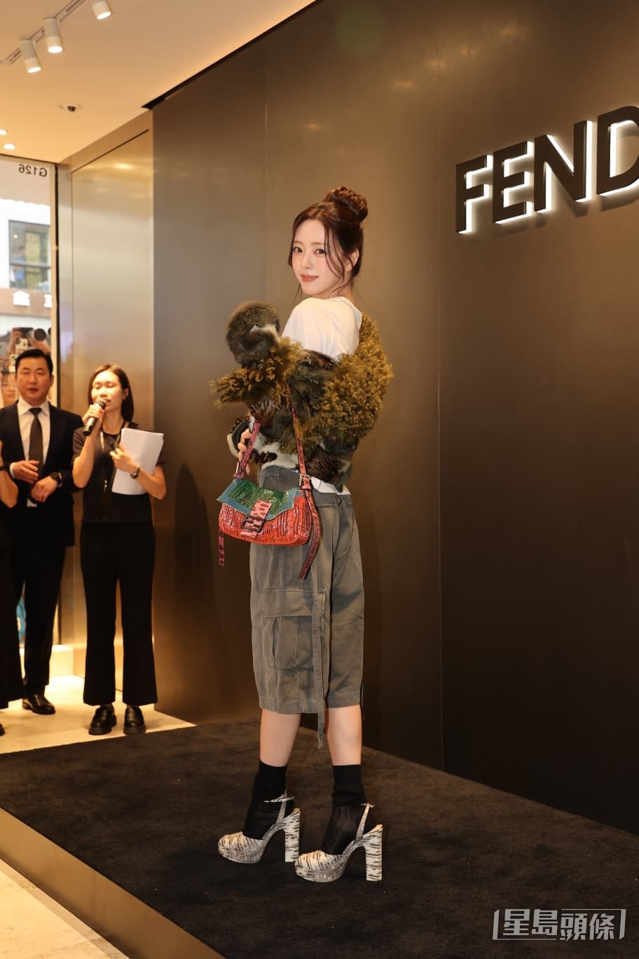 申有娜發揮魅力。