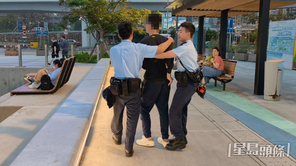 警員將男子截停，男子報稱自己背囊仍在鴨仔船上。