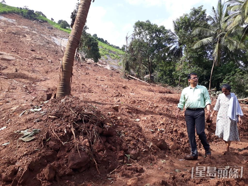 2000年,Asuntha到印度泰米尔纳德邦(Tamil Nadu)内,考察受山崩影响的田地。 宣明会提供 2000年,Asuntha到印度泰米尔纳德邦(Tamil Nadu)内,考察受山崩影响的田地。 宣明会提供