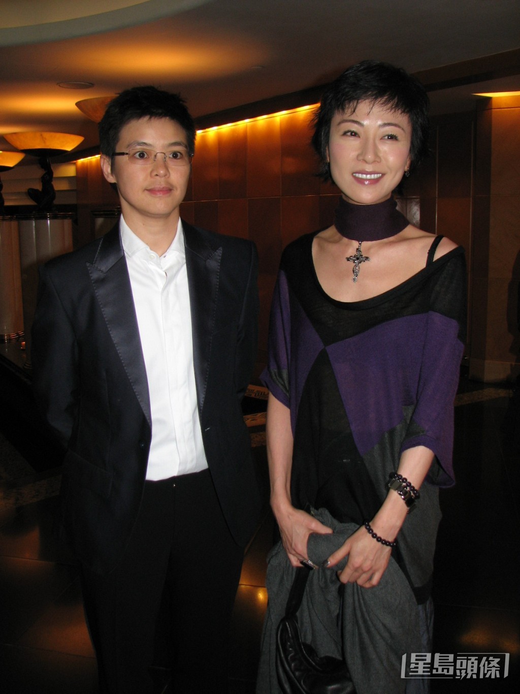 袁洁莹（右）早年传与同性密友阮嘉欣展开7年恋人关系，但二人于2012年因性格不合分手。