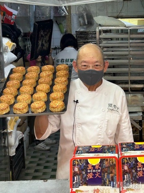 中秋將至，銀杏館工場密鑼緊鼓地製作月餅。