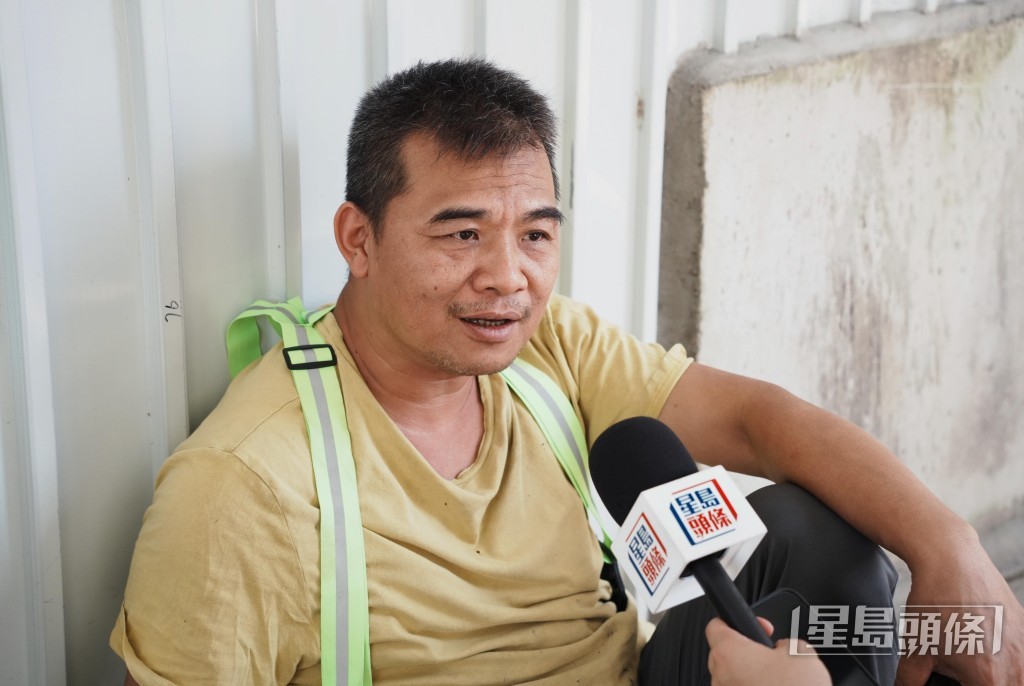 工友黃先生坦言「噚日最熱」,而他亦自備小風扇、稱會多飲水降溫。 工友黃先生坦言「噚日最熱」,而他亦自備小風扇、稱會多飲水降溫。
