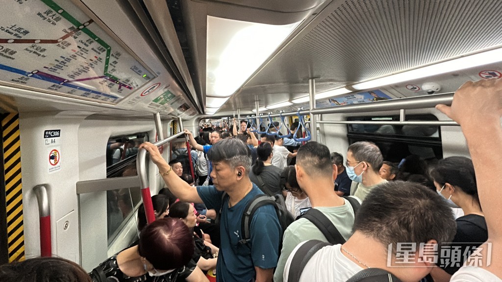 車廂內十分擁擠。 車廂內十分擁擠。
