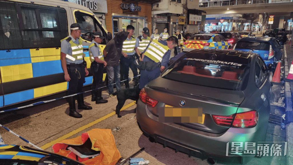 警員搜查車廂期間,在車內檢獲2大包及4小包懷疑冰毒。黎志偉攝 警員搜查車廂期間,在車內檢獲2大包及4小包懷疑冰毒。黎志偉攝