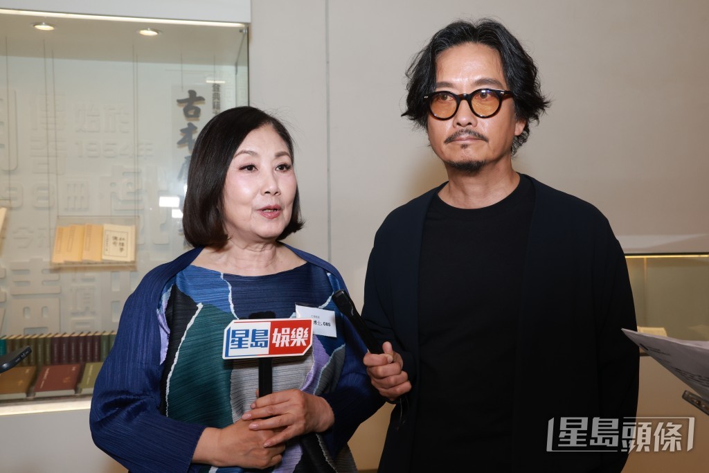 汪明荃與謝君豪一起受訪，汪明荃表示鍾景輝是戲劇界的份量舉足輕舉，是次展覽可令公眾更認識鍾景輝，她認為香港可多搞不同類型的展覽，說好香港故事。