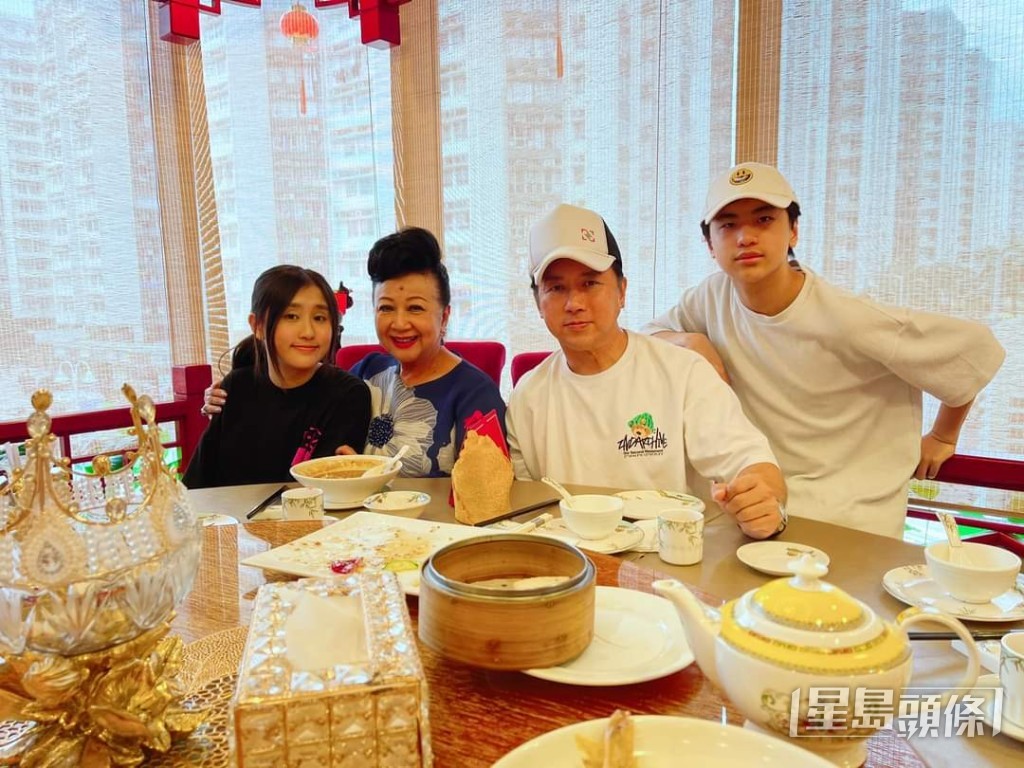 飯聚期間,家燕姐了解子博一家人在英國狀況。 飯聚期間,家燕姐了解子博一家人在英國狀況。