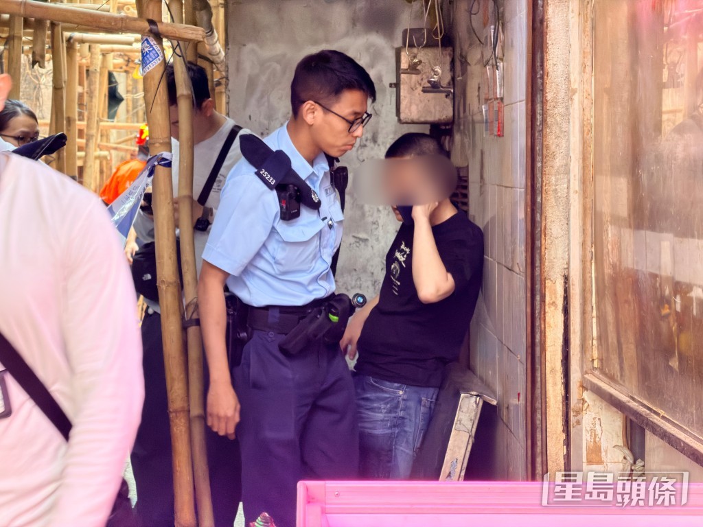 報案男子在場協查後遭警員帶走。梁國峰攝 報案男子在場協查後遭警員帶走。梁國峰攝