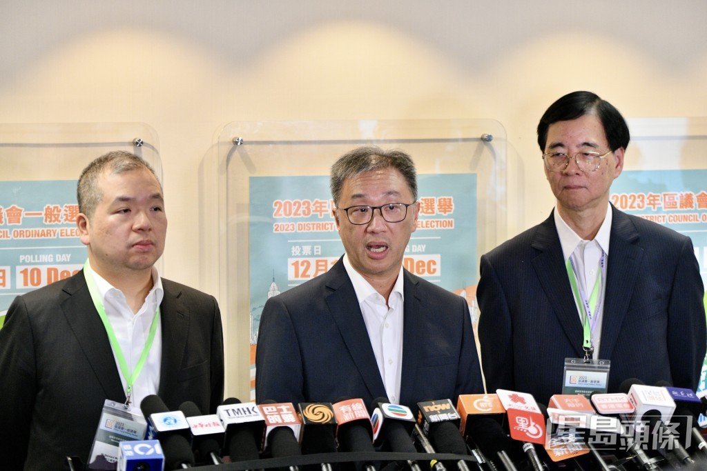 陸啟康就系統故障哽咽致歉。（盧江球攝）