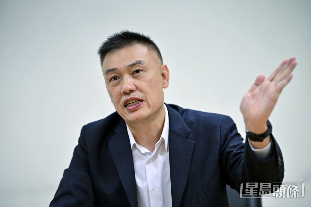 梁韋洛稱當日不使用內地超高雲梯車,因本港緊急車輛通道未能容納如此大型車輛。 梁韋洛稱當日不使用內地超高雲梯車,因本港緊急車輛通道未能容納如此大型車輛。