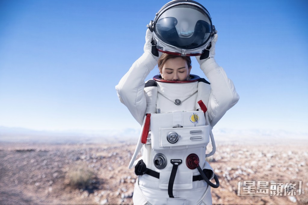 燕姿化身身處無重力宇宙的太空人。 燕姿化身身處無重力宇宙的太空人。