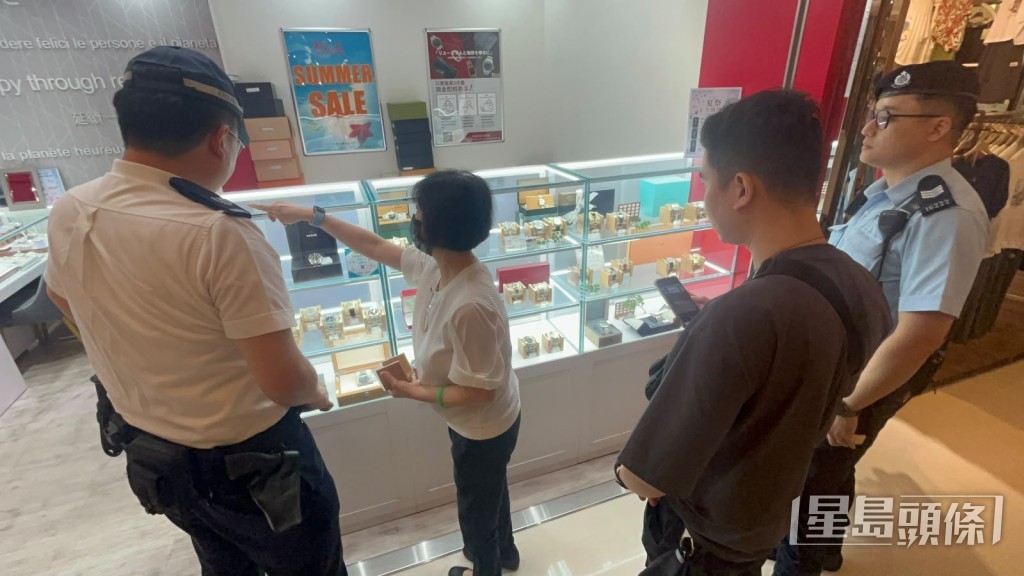 職員向警員講述案情。楊偉亨攝