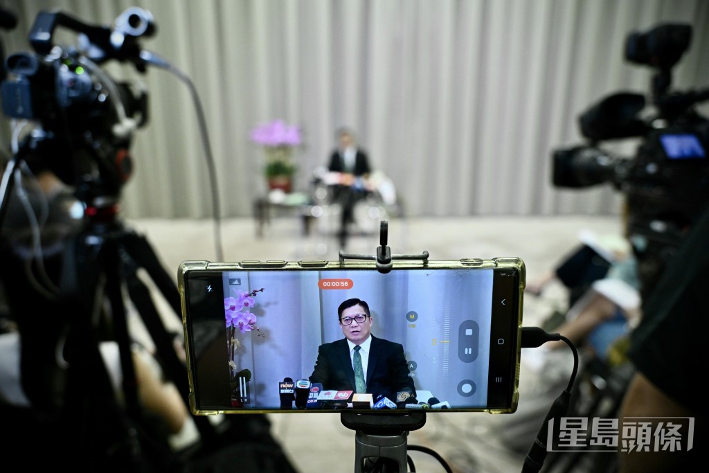 邓炳强今日就《施政报告》有关保安政策措施见记者。苏正谦摄