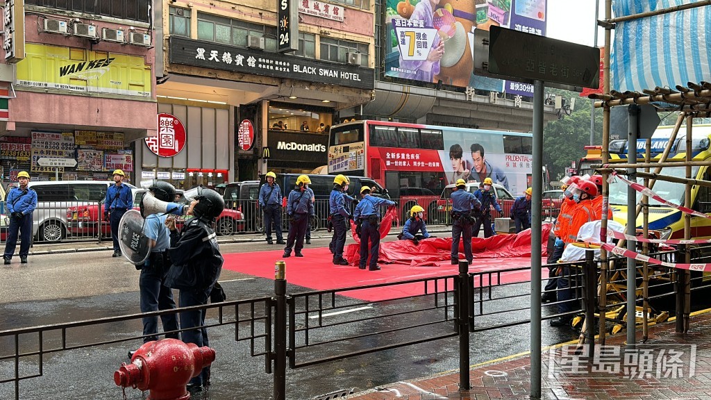 消防員張開救生氣墊。劉漢權攝