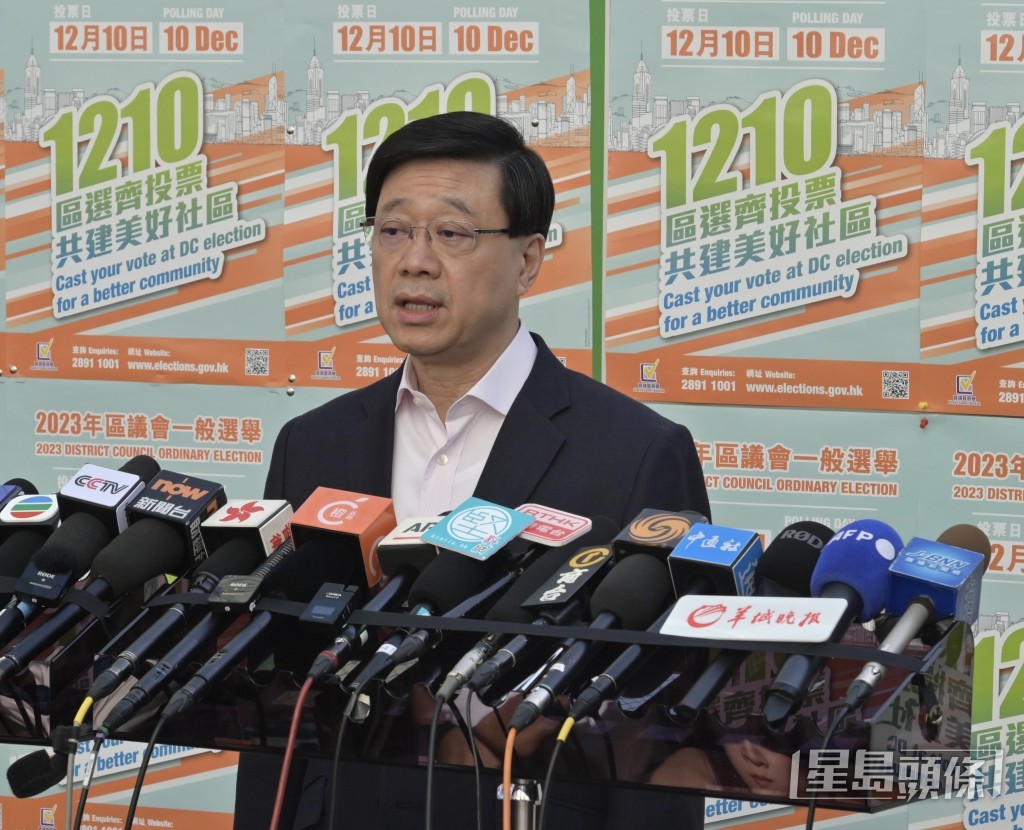 李家超投票後會見傳媒。政府新聞處圖片