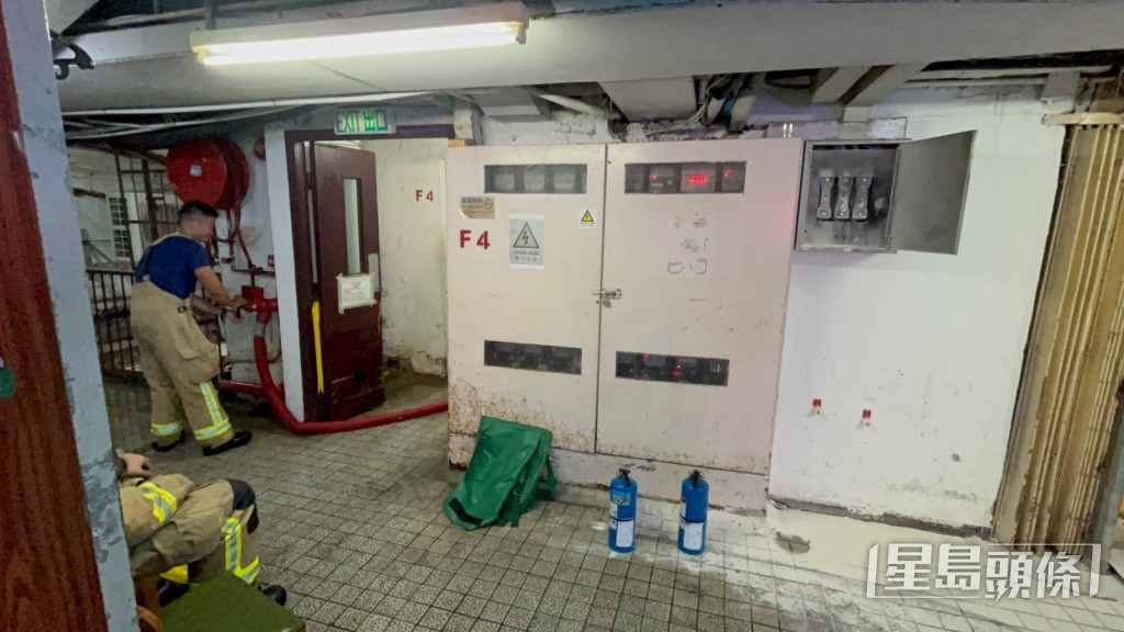 後巷電錶房冒濃煙。楊偉亨攝 後巷電錶房冒濃煙。楊偉亨攝