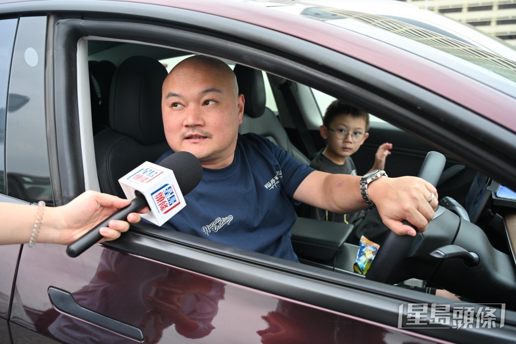 育有兩個9歲和5歲小朋友的市民陳先生表示，兩個小朋友從小到大也有使用安全座椅，現時車上有一個安全座椅，供5歲的弟弟使用。