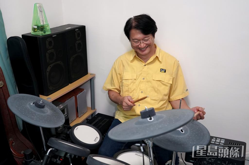 張國雄自小喜歡音樂，擅長唱歌、彈吉他與打鼓。