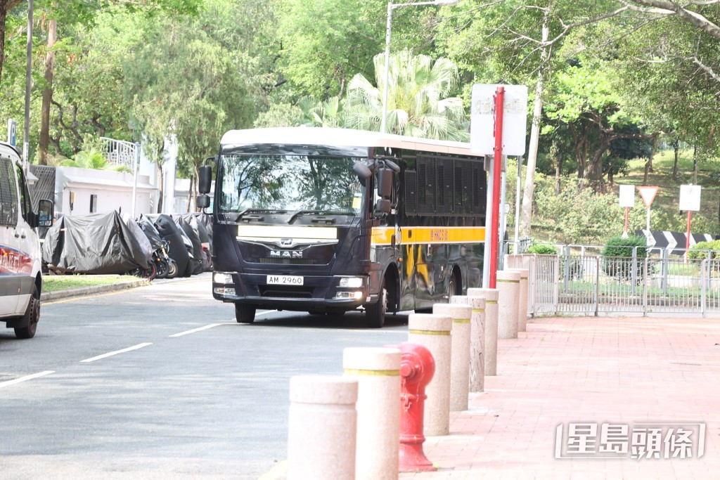 王青霞由惩教署囚车送抵法院。