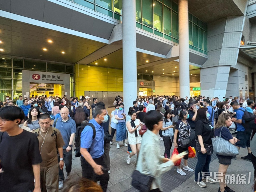 調景嶺站外目測最少有逾300人。黃子龍攝 調景嶺站外目測最少有逾300人。黃子龍攝