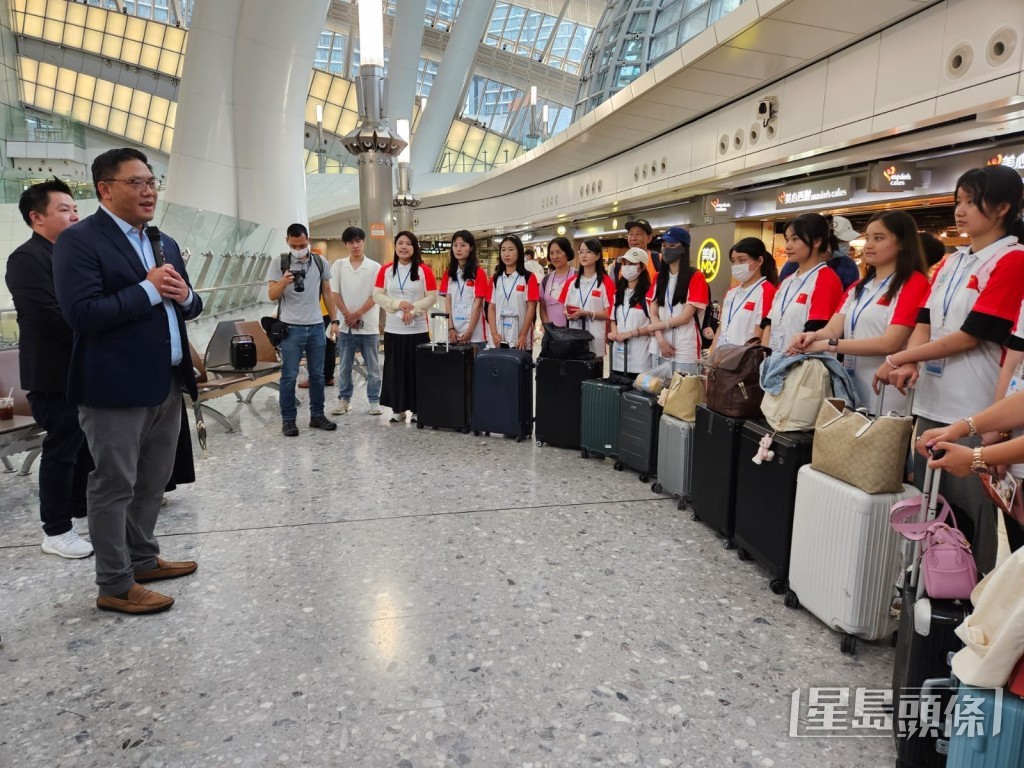 梁宏正今天到高鐵站,為乘坐首班京港動卧列車的大學實習生送行兼打氣。民青局facebook圖片 梁宏正今天到高鐵站,為乘坐首班京港動卧列車的大學實習生送行兼打氣。民青局facebook圖片