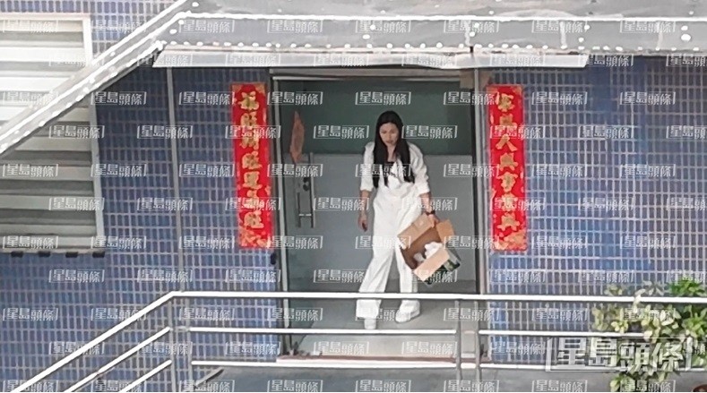 王青霞重返父親廠房打工。