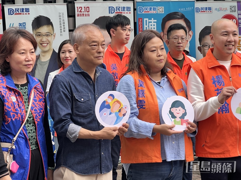 莫錦貴（左二）及莫熹雯（右二）。郭詠欣攝