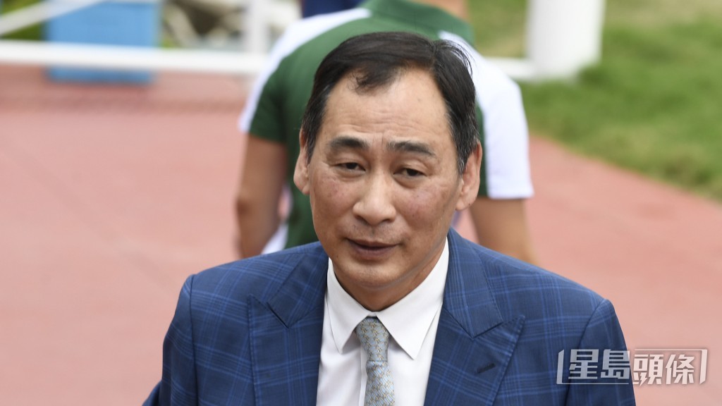  「知恩圖報」今朝操練期間，鄭俊偉跟出跟入相當肉緊。
