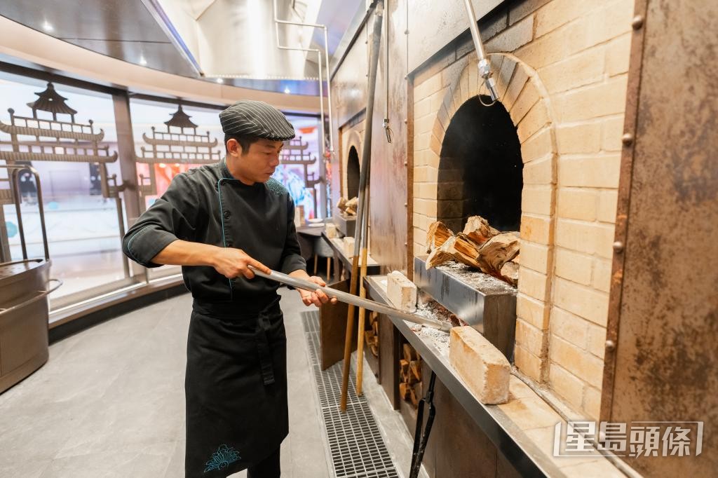 以北京烤鴨為主打的餐廳「花悅庭」，客人可於開放式廚房觀賞烤鴨過程。